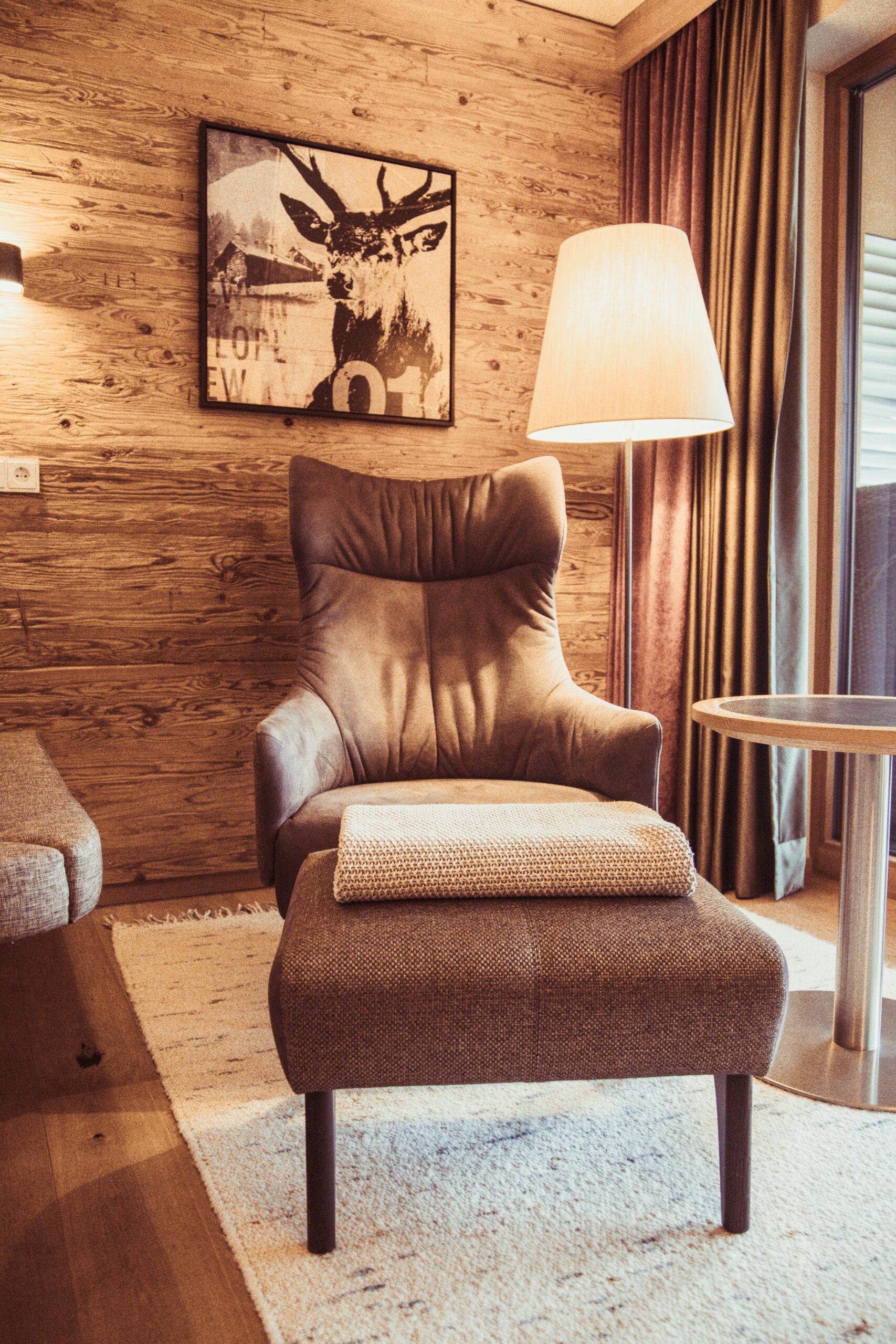 Warm and inviting living space with a leather chair, perfect for relaxation in Tirol.