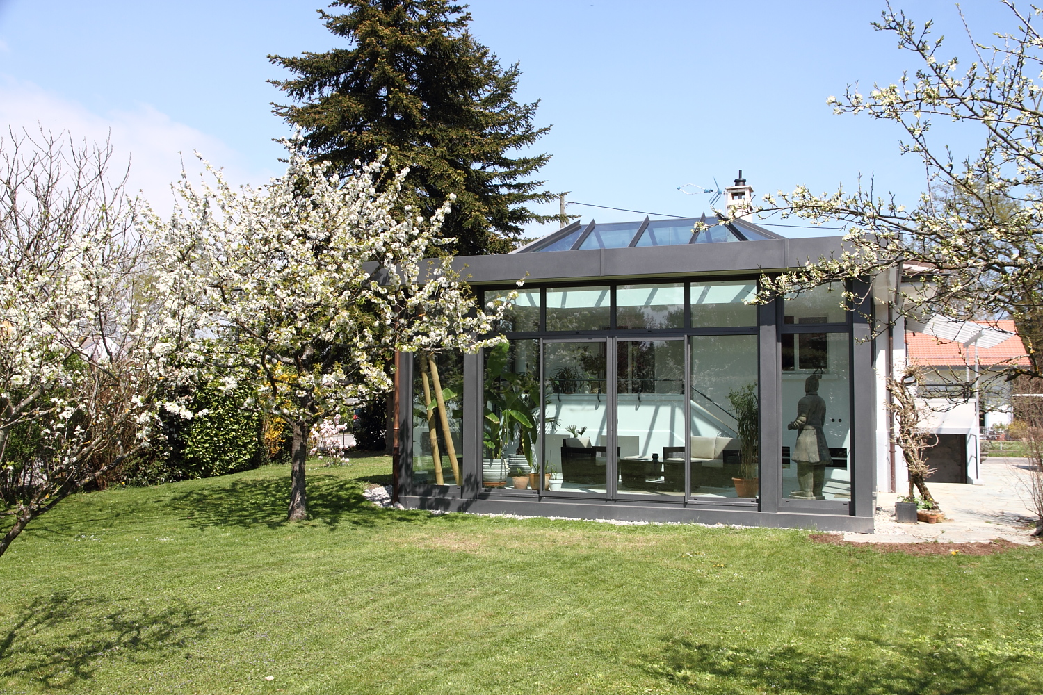 Découvrez cette véranda sur mesure réalisée à Meylan par Le Groupe Eco. Confort, luminosité et design moderne pour un espace de vie agréable toute l’année.